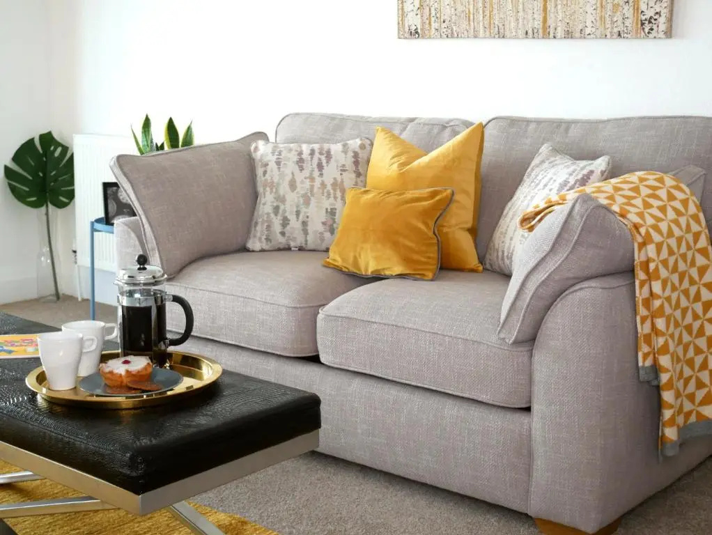 Stunning Sea View - Beach Location - Garden - Parking - Netflix - Fast WiFi - Smart TV - Beautiful 3 Bedroom Apartment sleeps up to 8!