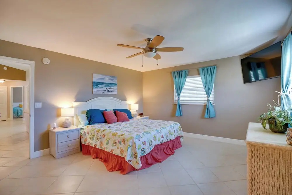 Pool & Outdoor Bar: Cape Coral Home