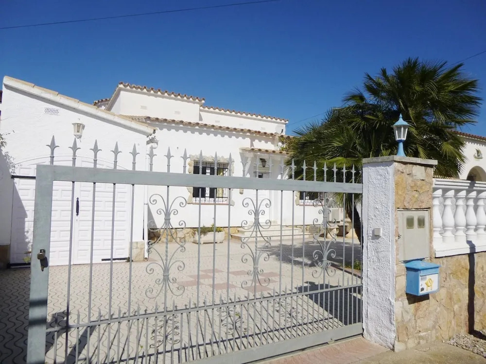 holiday house in Empuriabrava with private pool and mooring