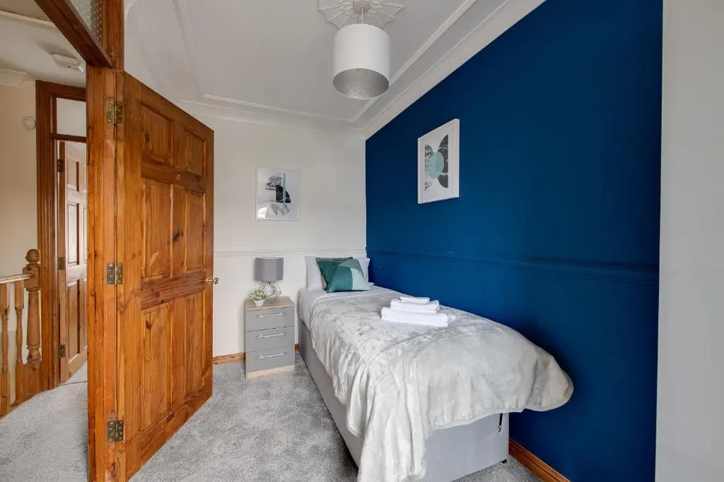 Cosy Contractor & Family House with Free Parking by ComfyWorkers