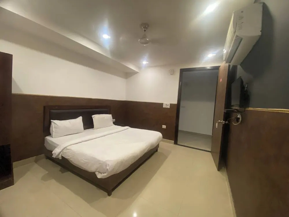 Hotel Golden Plam Tilak Nagar Market