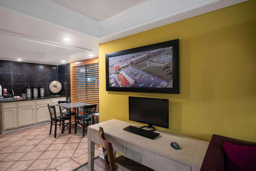 Econo Lodge College Park