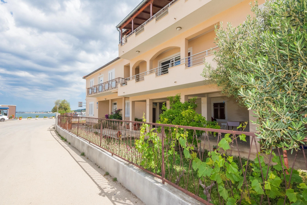 Beachfront Apartment Mira 2