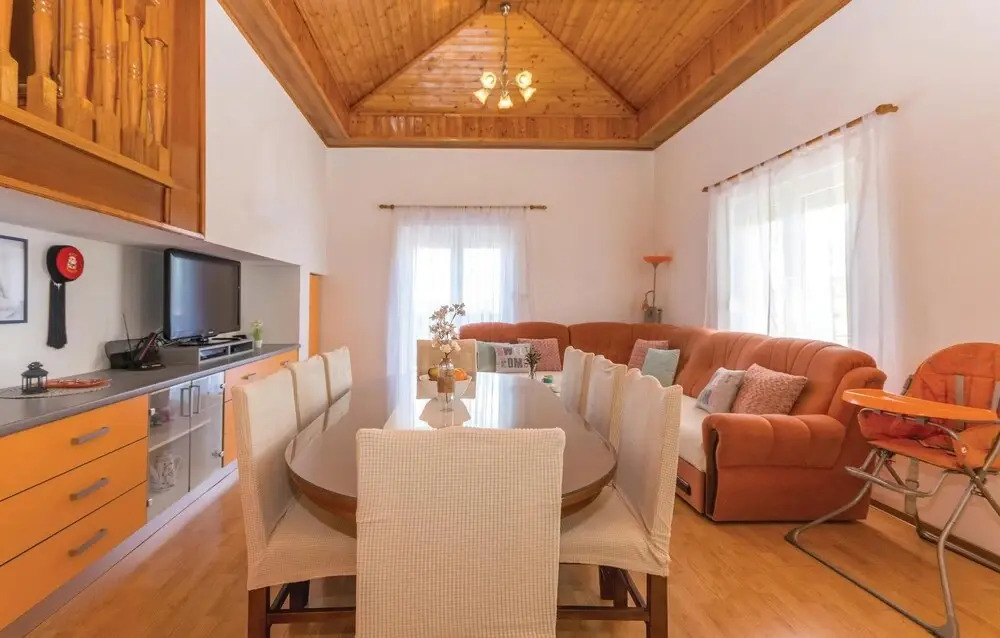 Beautiful Home in Nadin With Wifi and 3 Bedrooms