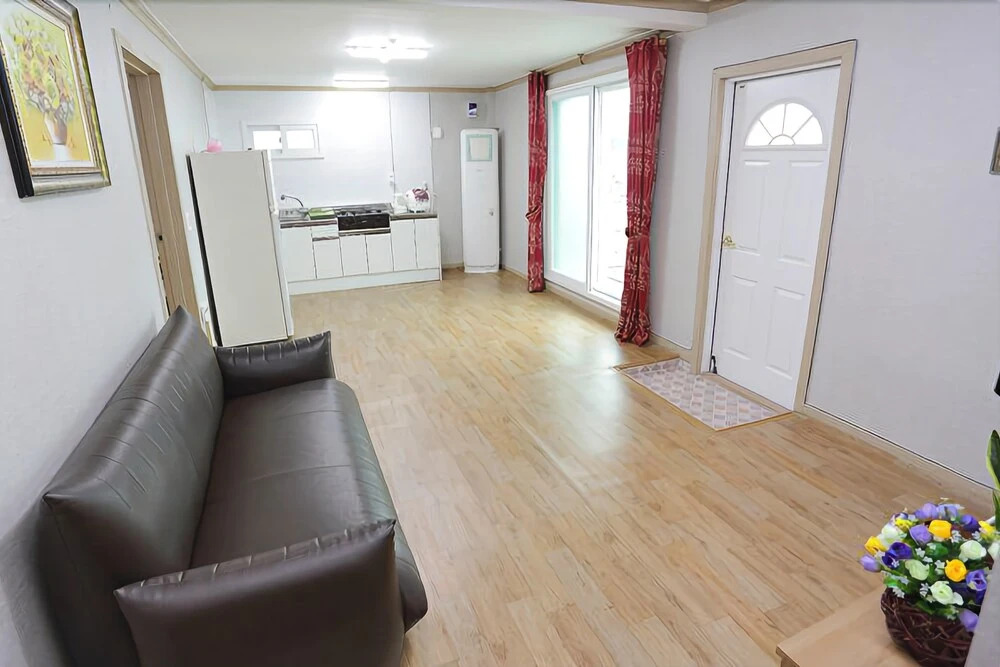 Anmyeondo Beach White House Pension