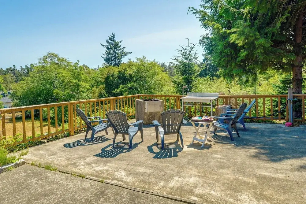 Westport Retreat w/ Pool Table: Walk to State Park