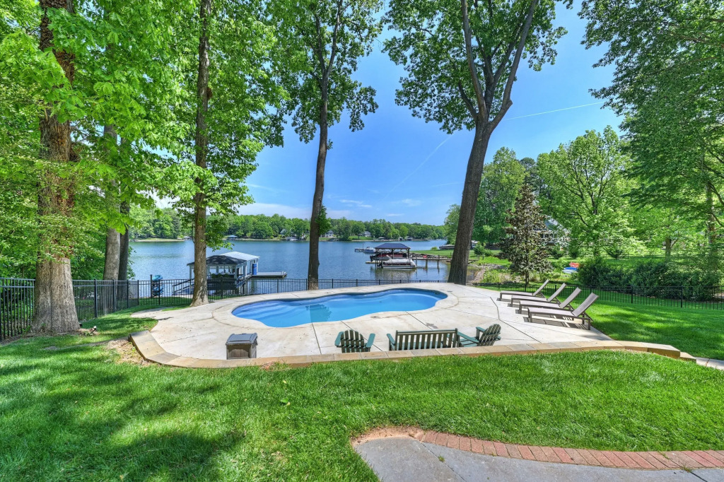 Lucky's Lake House by Avantstay Private Lake Bar