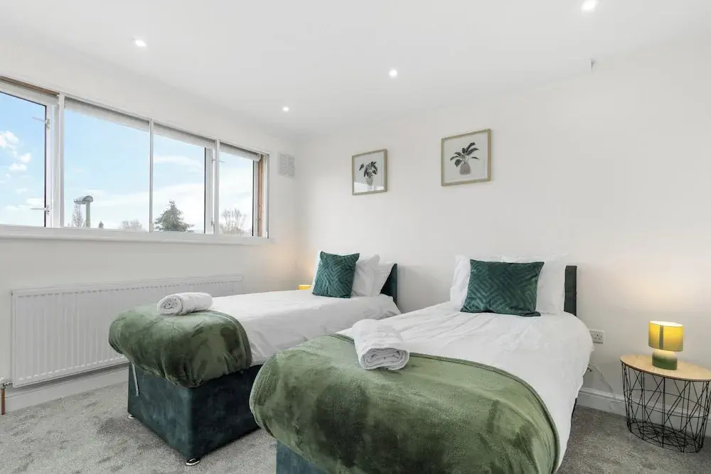 Staines House-3bed-sleeps7- Freep-close to Airport
