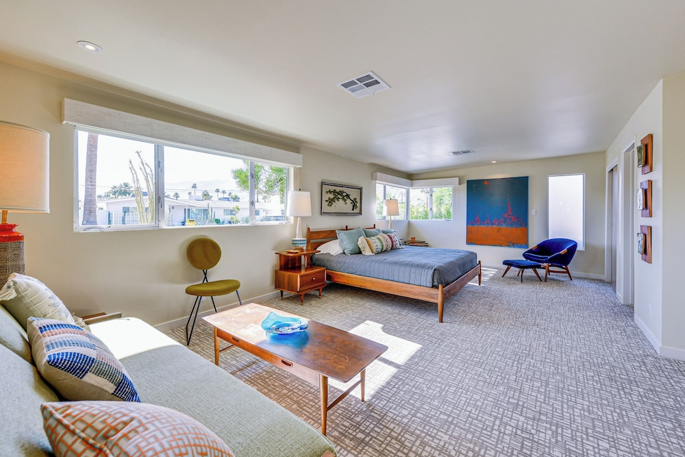 2 Mi to Downtown: Luxe Palm Springs Home!