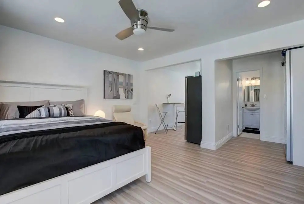 B3 Large Contemporary Studio Steps From Beach With AC