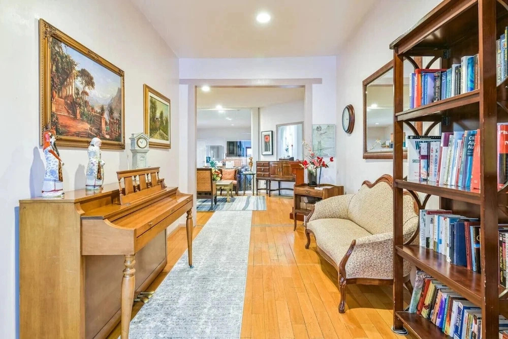 592 6 Bedrooms Walking Distance to Airport