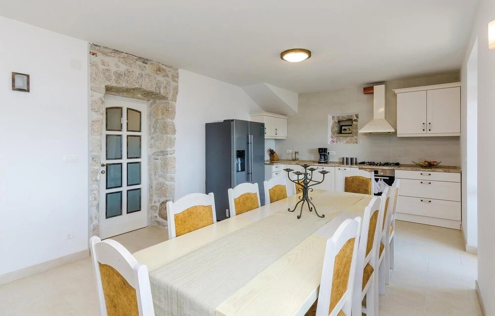 Stunning Home in Lovorno With Wifi and 5 Bedrooms