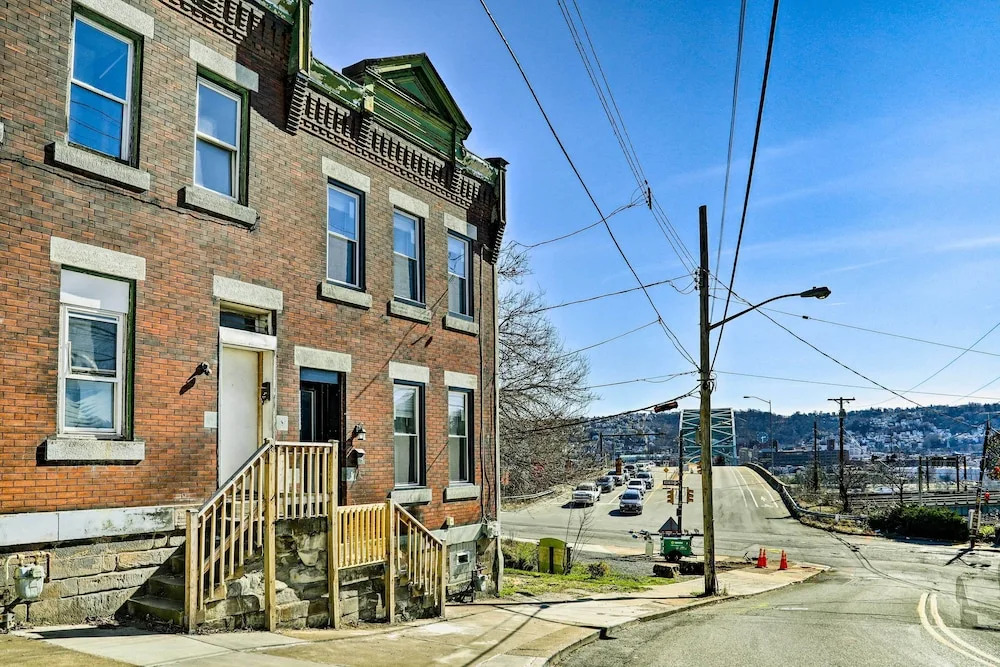 Pittsburgh Townhome: 1 Mi to Downtown