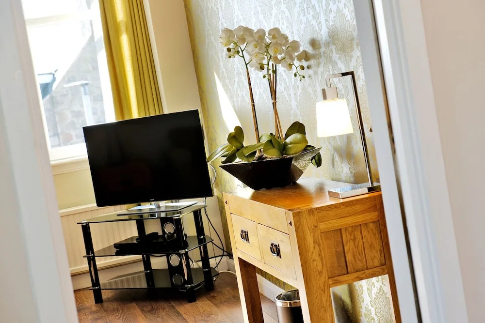 Home from Home Aberdeen-Spacious West End Apartment-Free Parking-Near ARI & City Centre