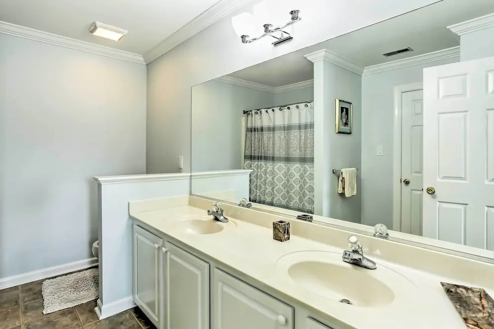 Stately Norfolk Home w/ Fenced Yard: Walk to Beach