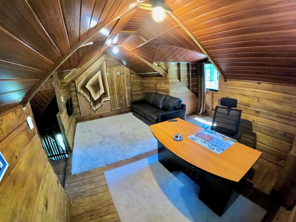 Pine Scape Lodge | Jacuzzi | BBQ | Pool | Mango Hosting