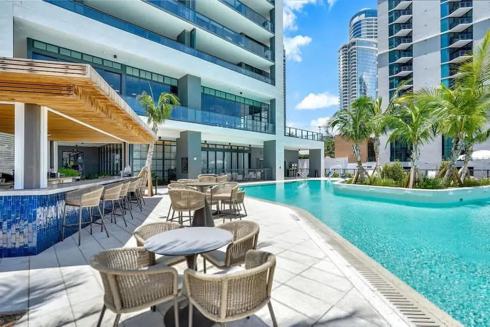 Chic Downtown 1-br w City Views Gym Pool