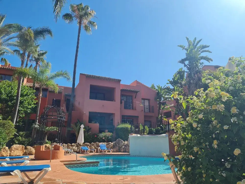 Luxury 2-bed Apartment Elviria - Pool, Sauna & gym