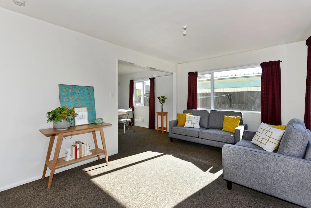 Sunny Christchurch Townhouse