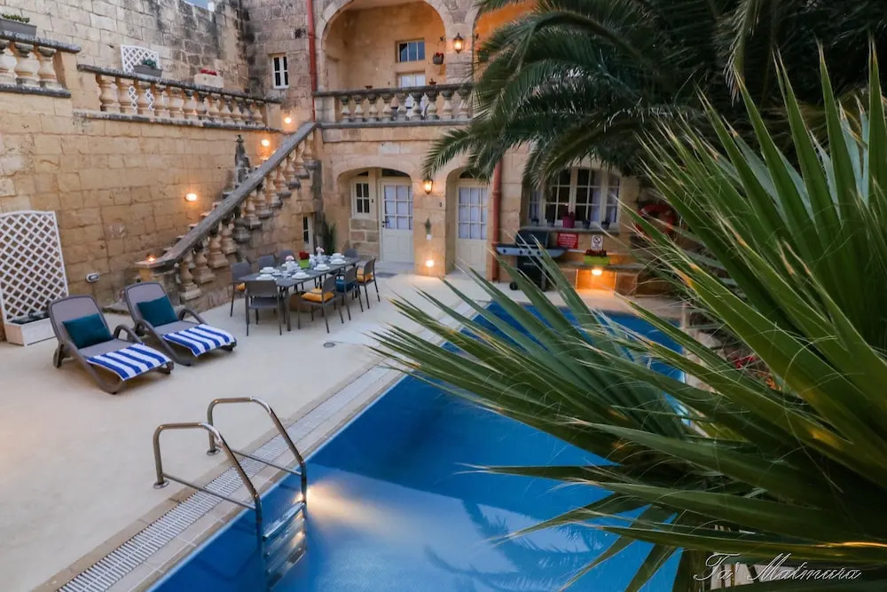 Lonza Gharb Farmhouse