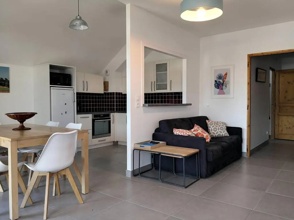 Appartement fonctionnel avec balcon, à 10 min du centre, parking gratuit, idéal pour 5 personnes - FR-1-548-3