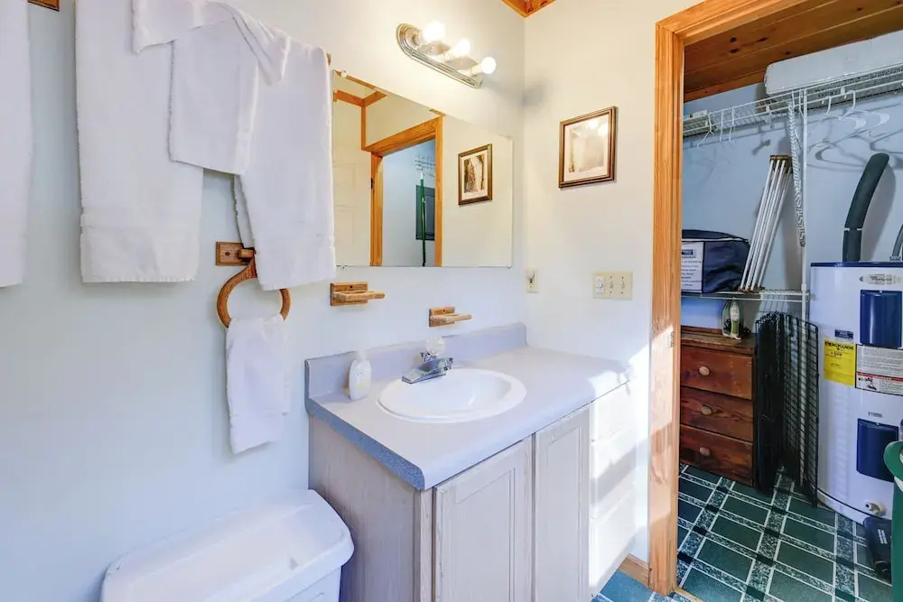 Cabin w/ Hot Tub - Near Nantahala Outdoor Center!