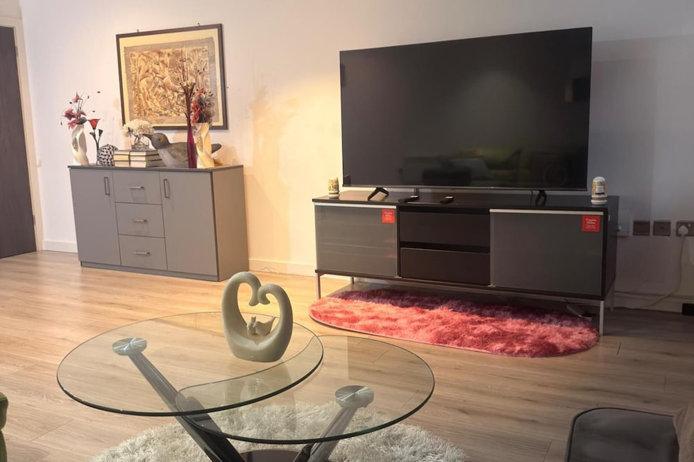 New Apartment - Sleeps 4 - Parking - City Centre