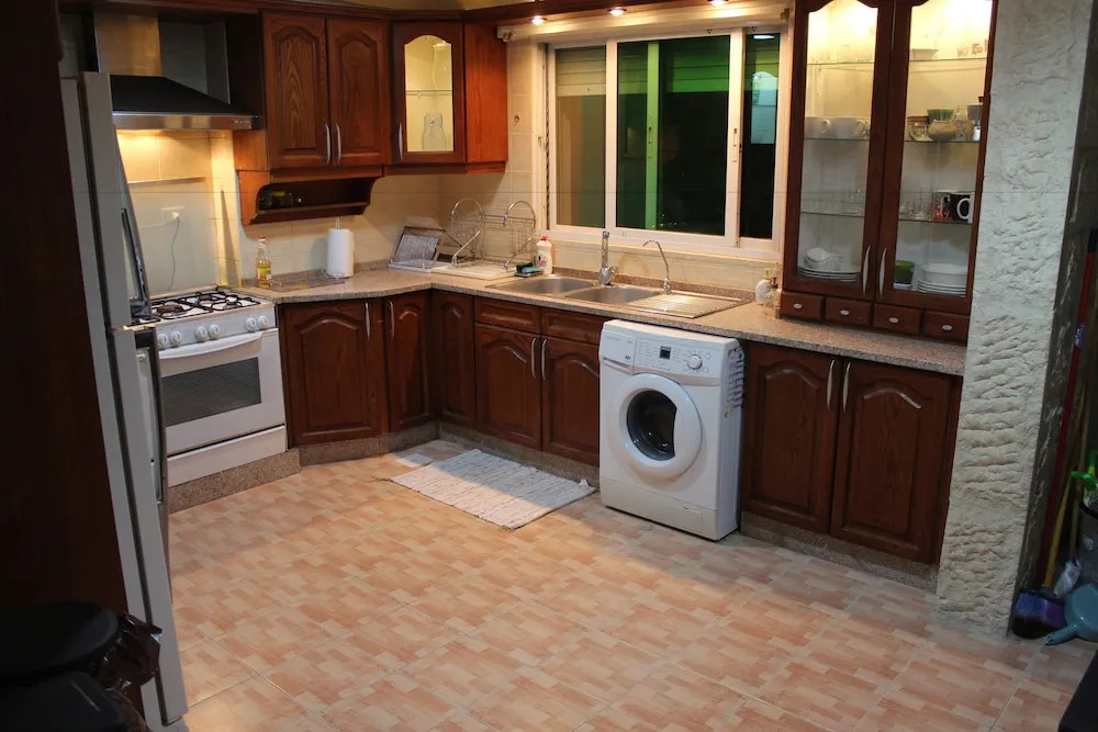 Beautiful 2 BR Apt Quiet & Private