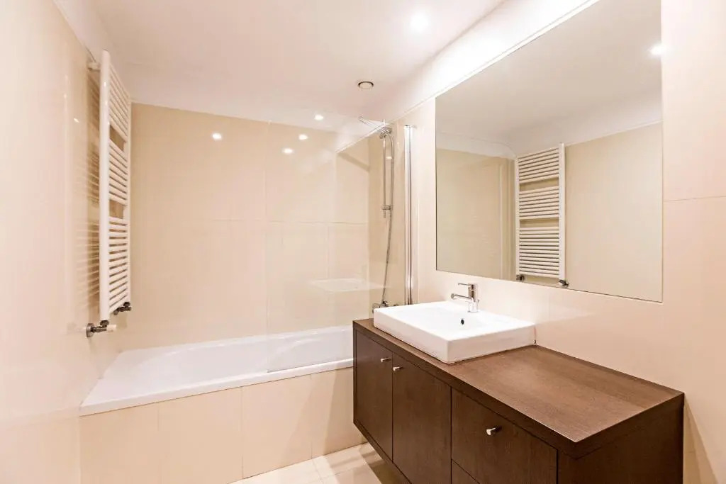 2BR Flat by Metro w/ Free Parking by LovelyStay