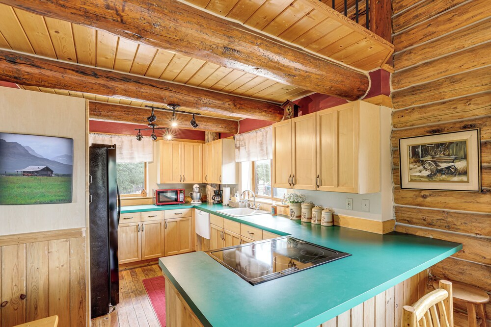 Wild Adventures in Eureka! Amish-crafted Cabin