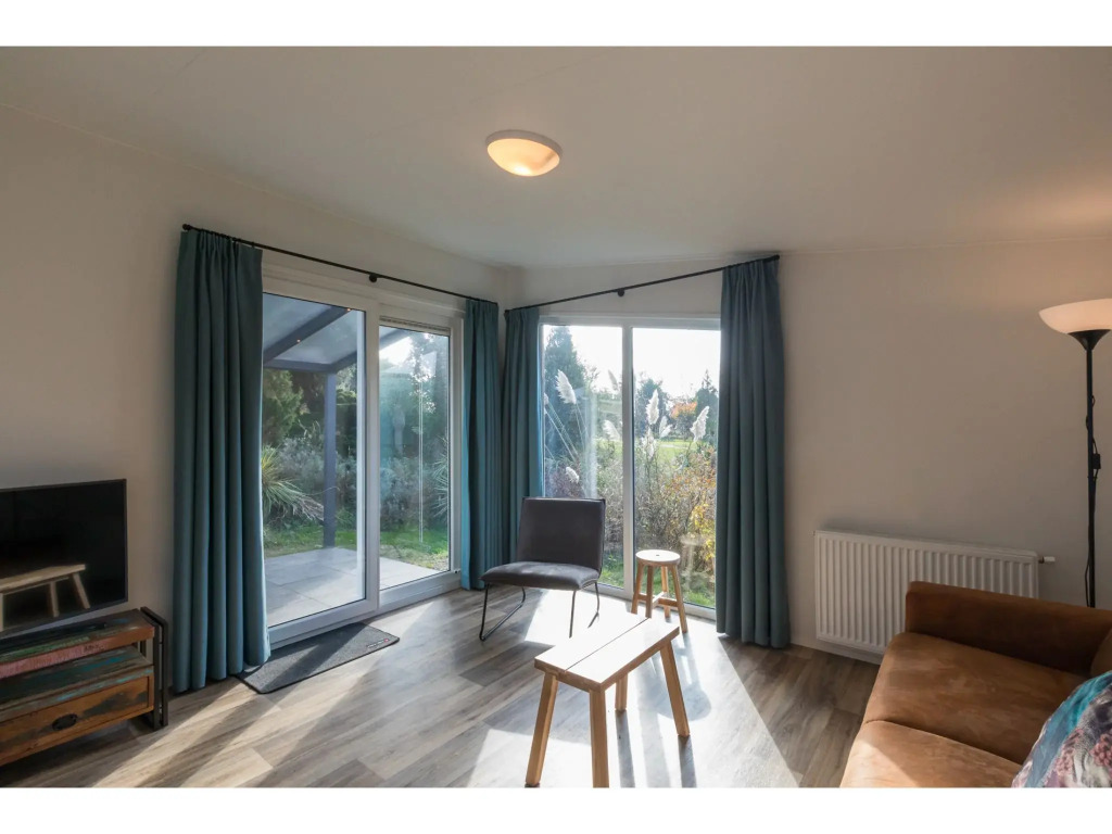 Chalet in Vrouwenpolder Near Banjaard Beach