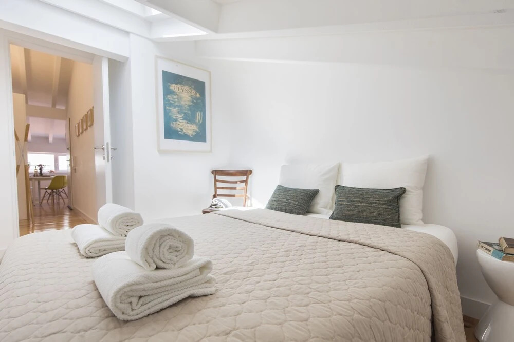 Artistic-White Flat