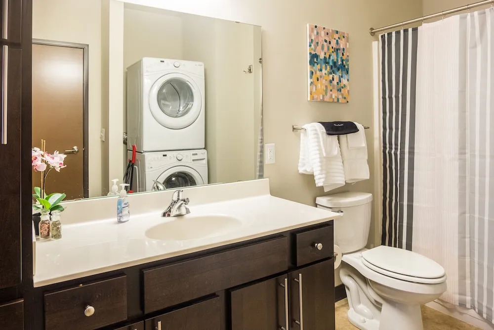 1 BR Downtown Loft Near Fiserv Forum by Frontdesk