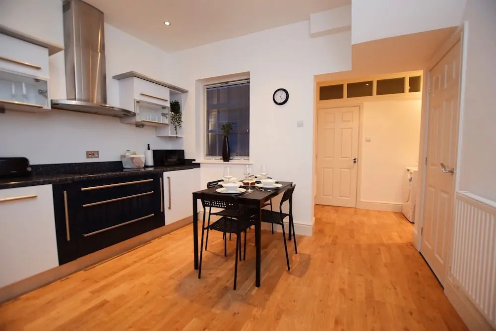 Perfect for Uni and City Stays - Modern 2-Bed with Parking