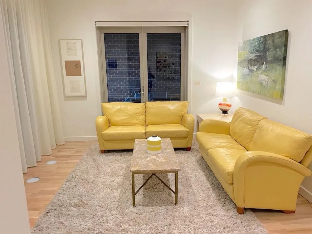 Kew Luxurious Townhouse