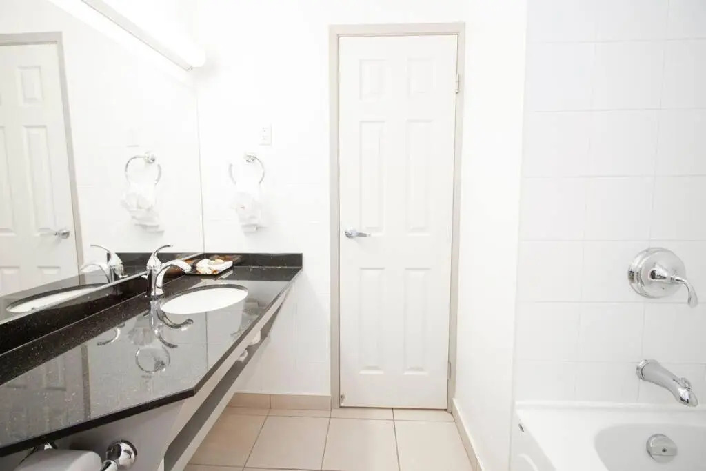 Modern 1BR condo with great view Free parking