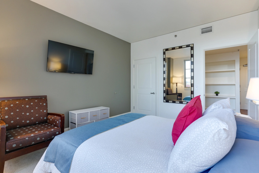 Bright Recently Upgraded Apt – Downtown Location