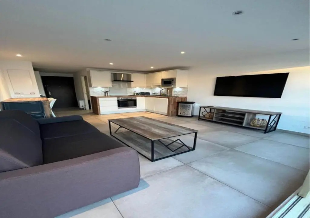 Très beau studio avec terrasse, situé à 100m des plages de Juans les pins