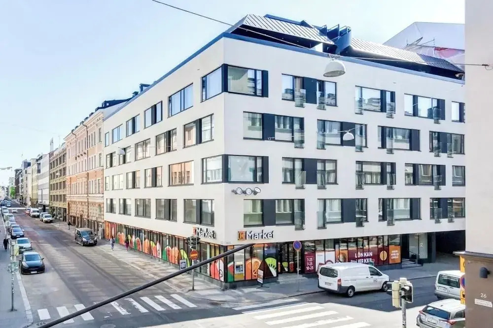 Luxurious 3-Br Apt with Balcony