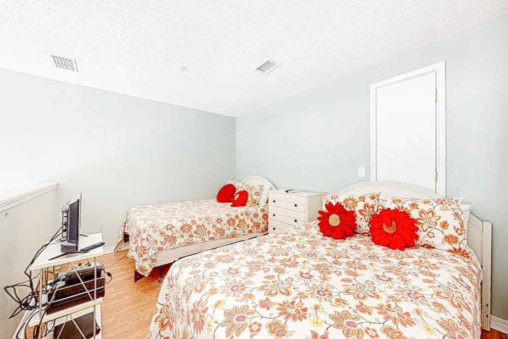 Direct Gulf Front Condo with Resort Pools with Hot Tubs - Steps to Beach