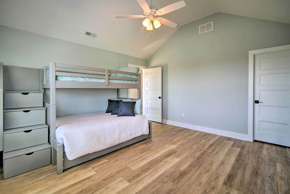Gorgeous Newly Built Home: Golf Course View!