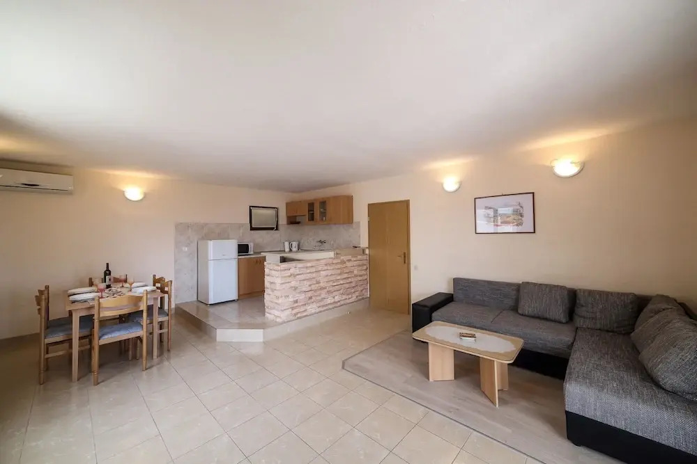 Cozy Beachfront Holiday Home Slatine