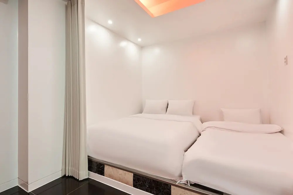Show Hotel