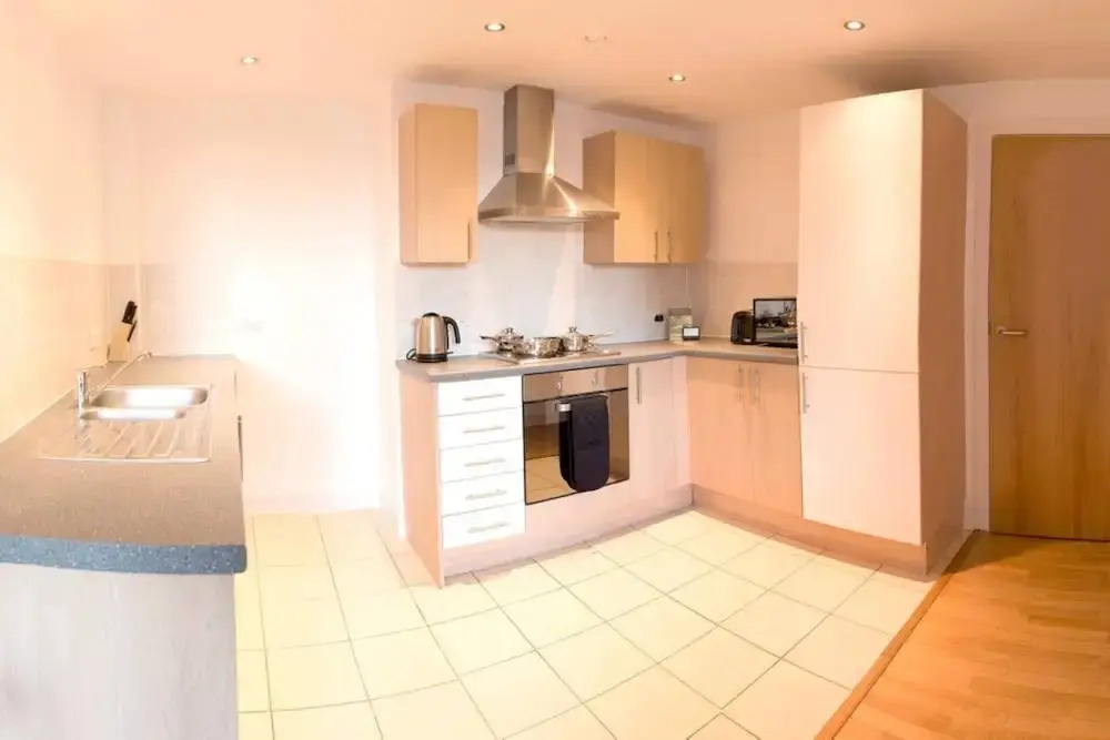Modern City Centre 2BD Apt W Balcony & Parking