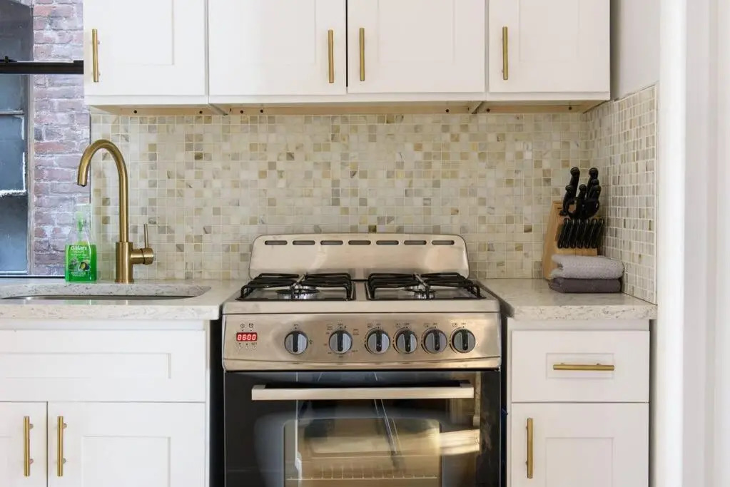 428-4r Prime Midtown Large 2 BR Newly Furnished