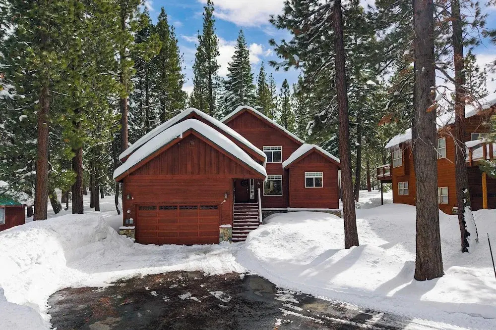Pinewood Lodge by Avantstay Cozy Cabin Near Ski Resorts & Hiking