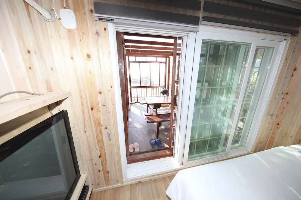 Janguneomeo Park JeongA Pension