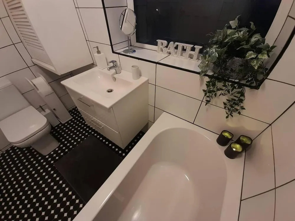 Bright 4-bed House 15 min to Manchester Centre