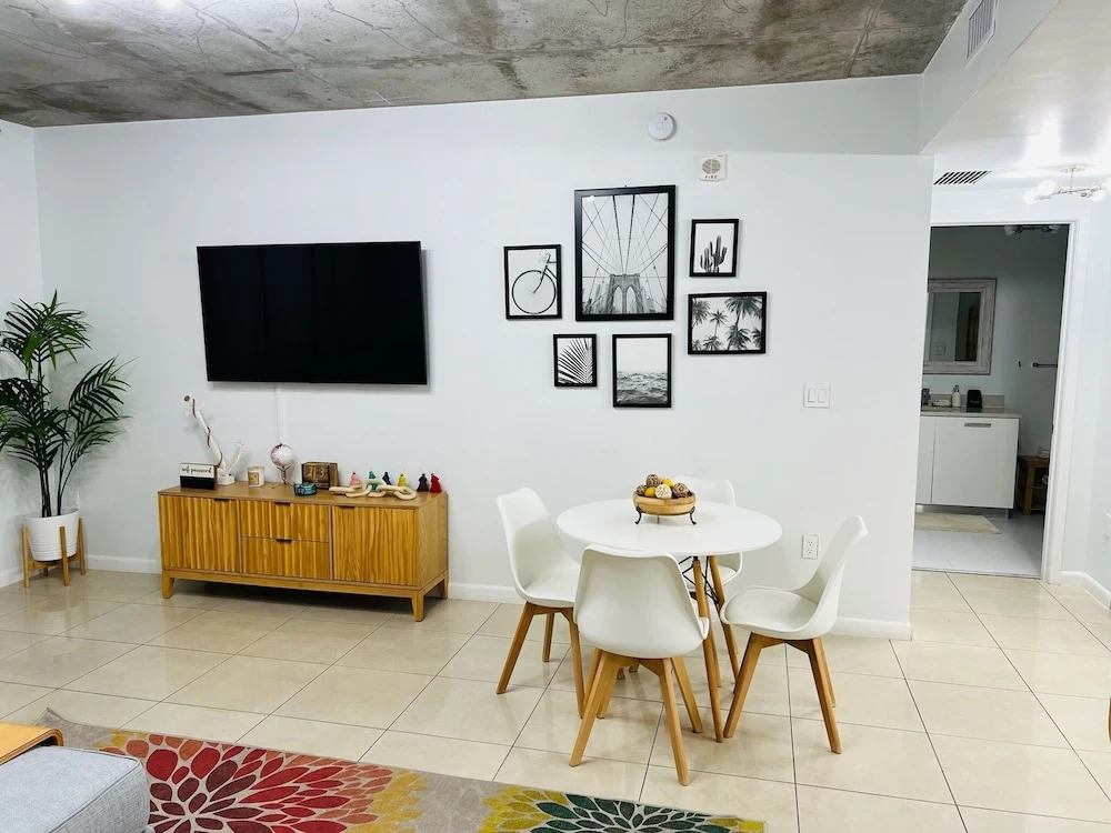 Miami Midblock Condo - City Views, Pool & Balcony