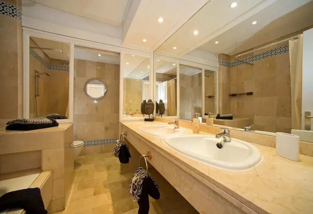 Beachfron Puerto Banus, 2 bed apt Playas Del Duque, Free Wifiparking 3 Pools